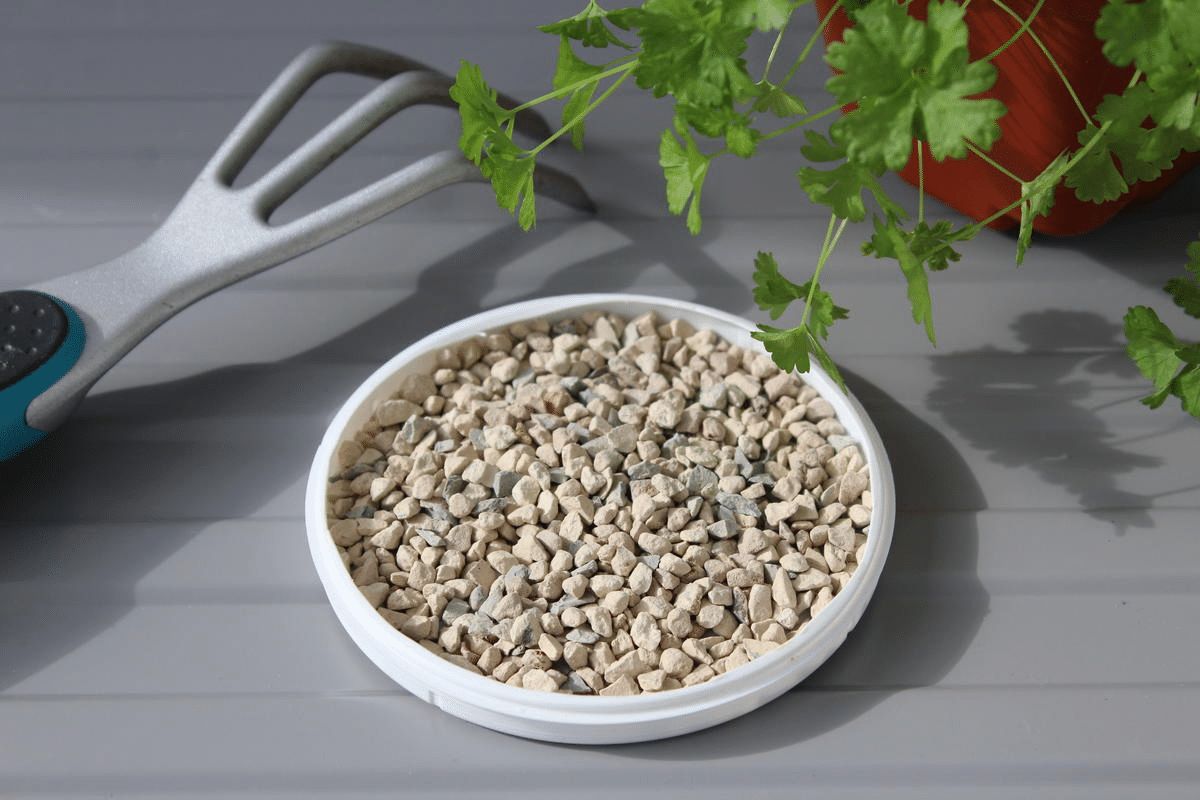 Zabraňuje vyplavovaniu minerálov z pôdy, stimuluje kvitnutie a plodenie. Záhradníci ho začínajú spoznávať