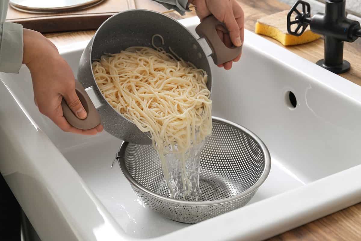 Je pre potrubia škodlivé vylievať vriacu vodu do drezu?