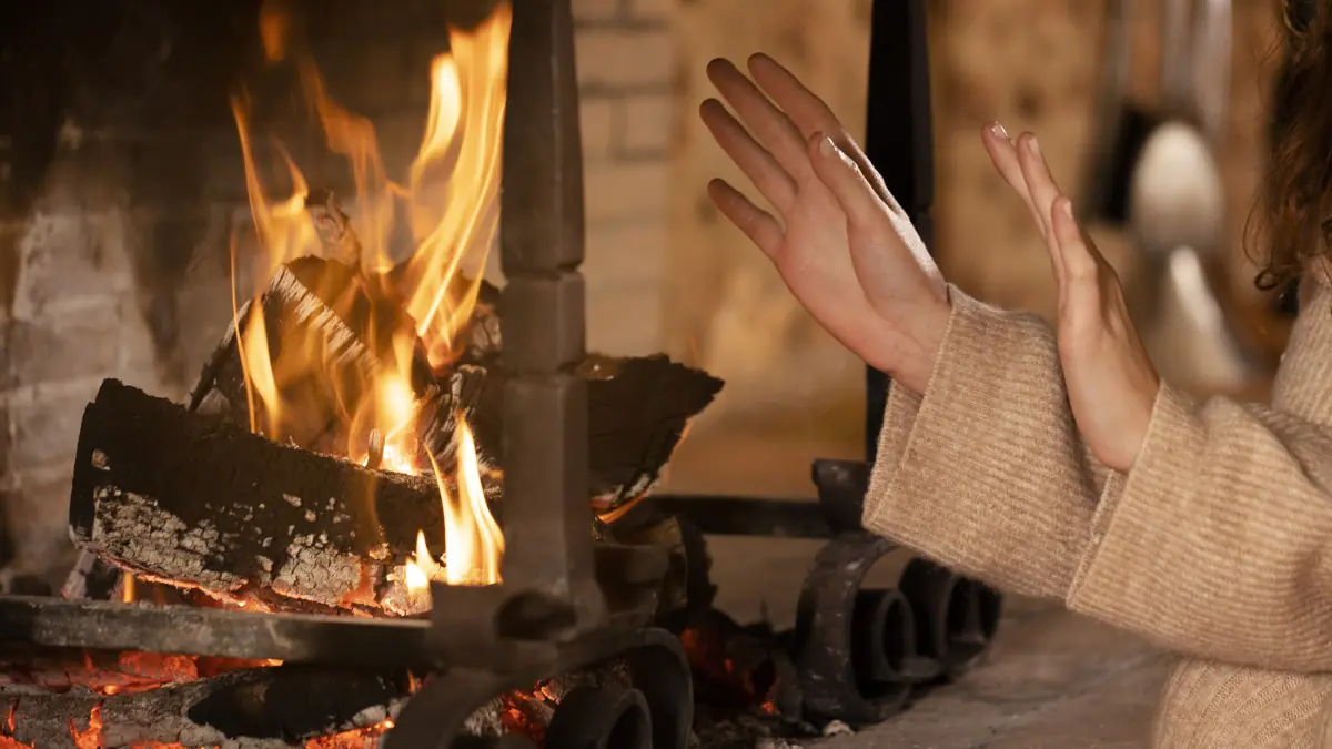 Kúrenie drevom, zápach, ktorý mnohí považujú v českých domácnostiach za normálny, v skutočnosti prezrádza problém a dá sa vyriešiť jednoduchými krokmi