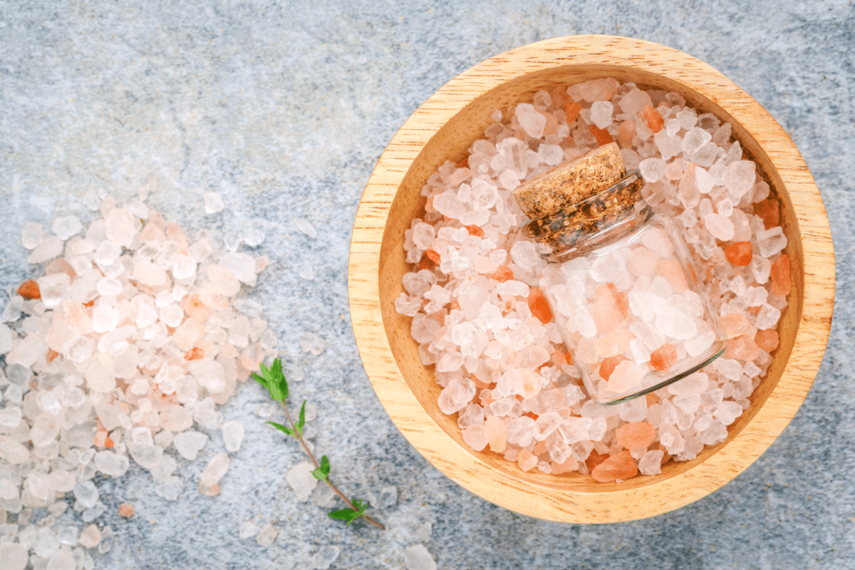 Soľná miska pod posteľou: naozaj pomáha bojovať s vlhkým vzduchom v spálni?