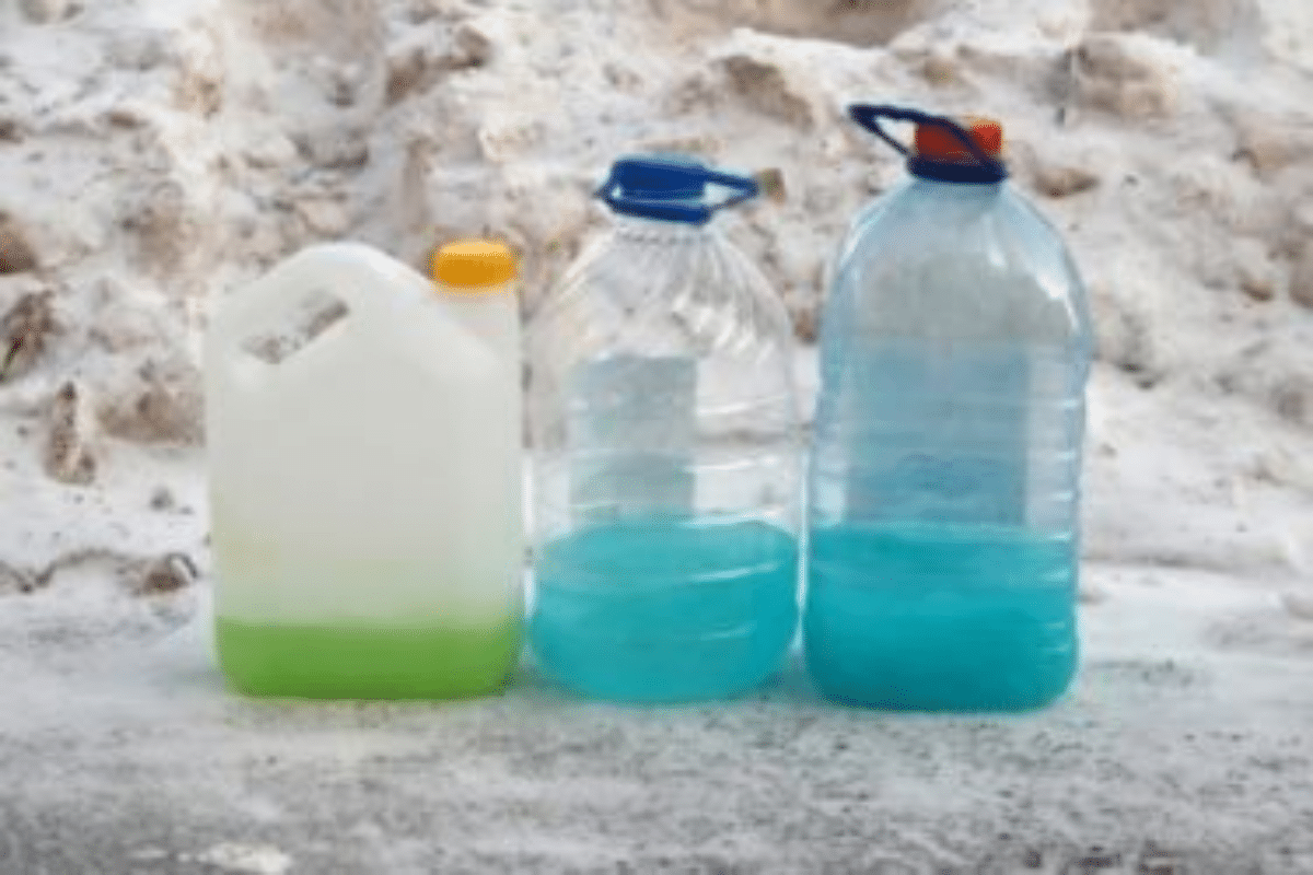 Prečo niektorí ľudia bez výčitiek svedomia vylievajú prostriedok na umývanie riadu na svoj trávnik v zime na Slovensku