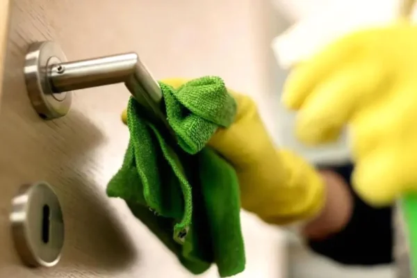 Jak vyčistit nerezový dřez, aby znovu vypadal jako nový