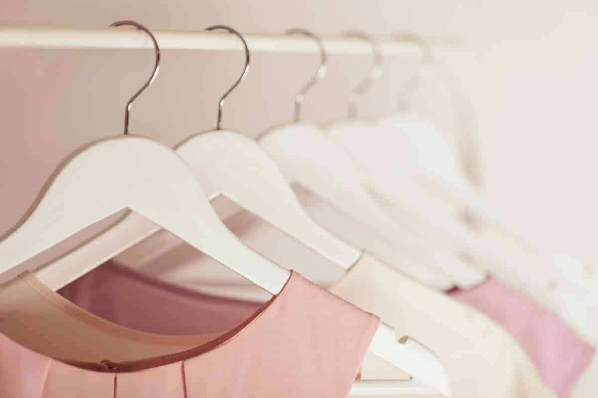 Málokto vie, na čo slúžia zárezy na vešiakoch