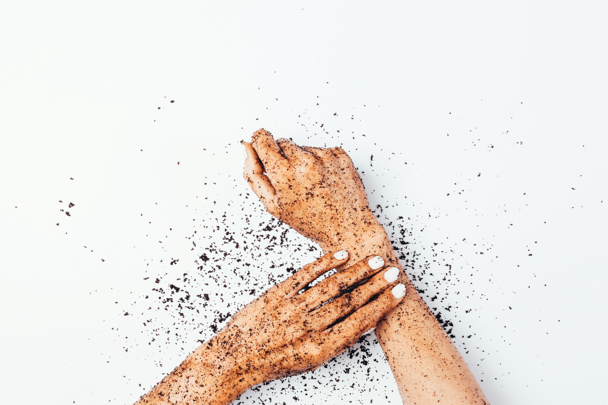 Umyvanie rúk soľou a kávou: prečo sa to odporúča a načo je to dobré?