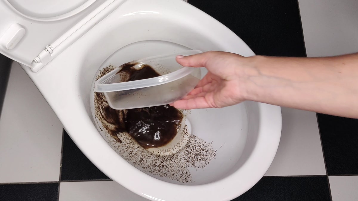 Len jedna lyžica: prečo čoraz viac ľudí hádže kávovú usadeninu do záchoda