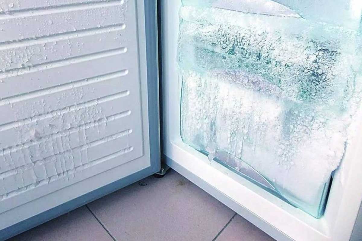 Ľahké rozmrazovanie mrazničky: trik s octom a soľou