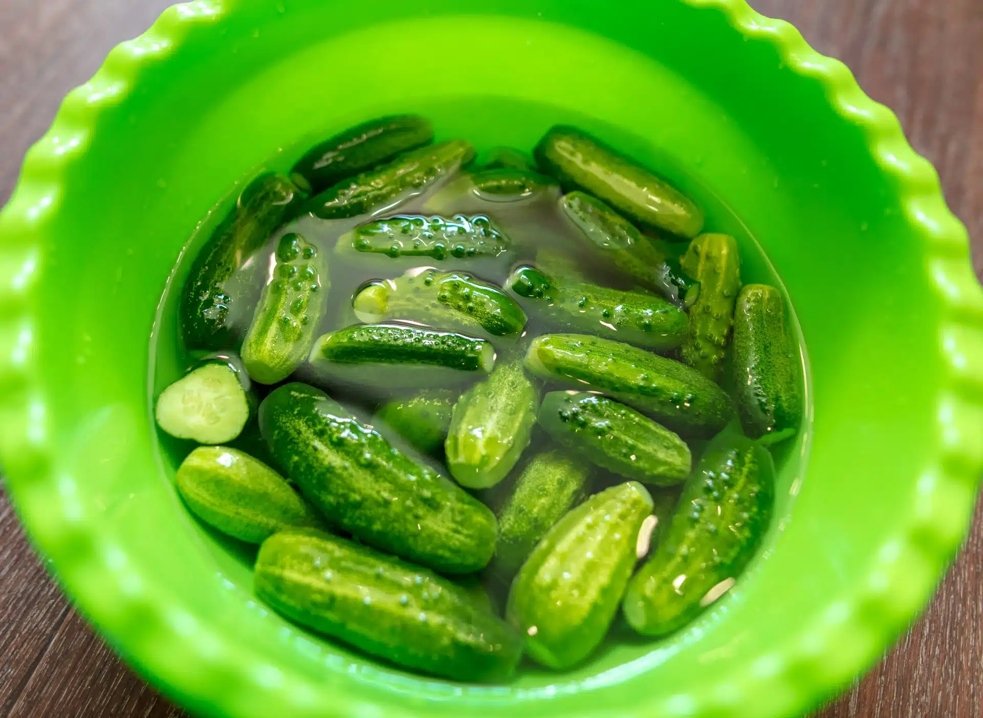 Uhorky budú rásť ako na kvasniciach. Všetko, čo potrebujú, je dobrá spoločnosť v záhrade.