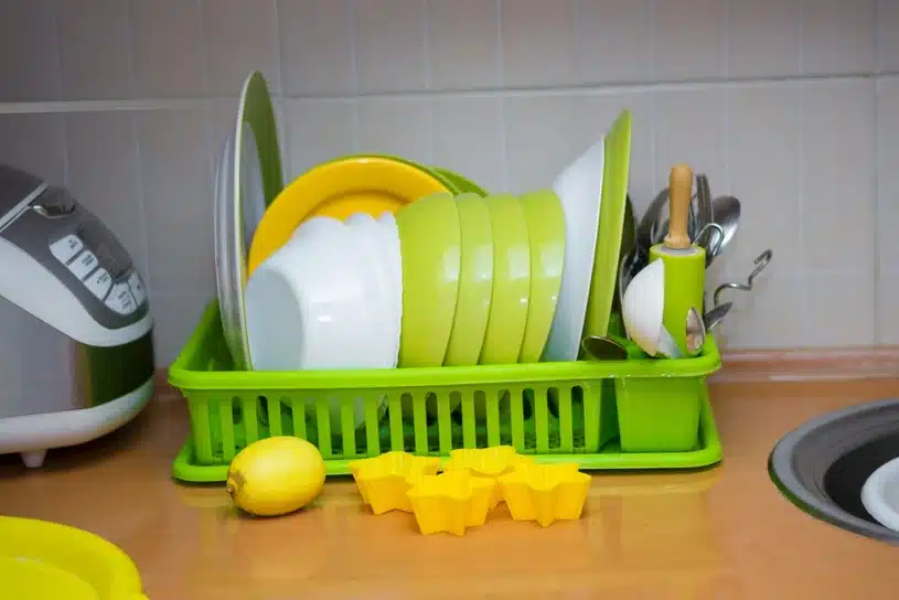 Zaberá menej miesta a vyzerá lepšie. Teraz sa používa v kuchyniach na sušenie riadu.