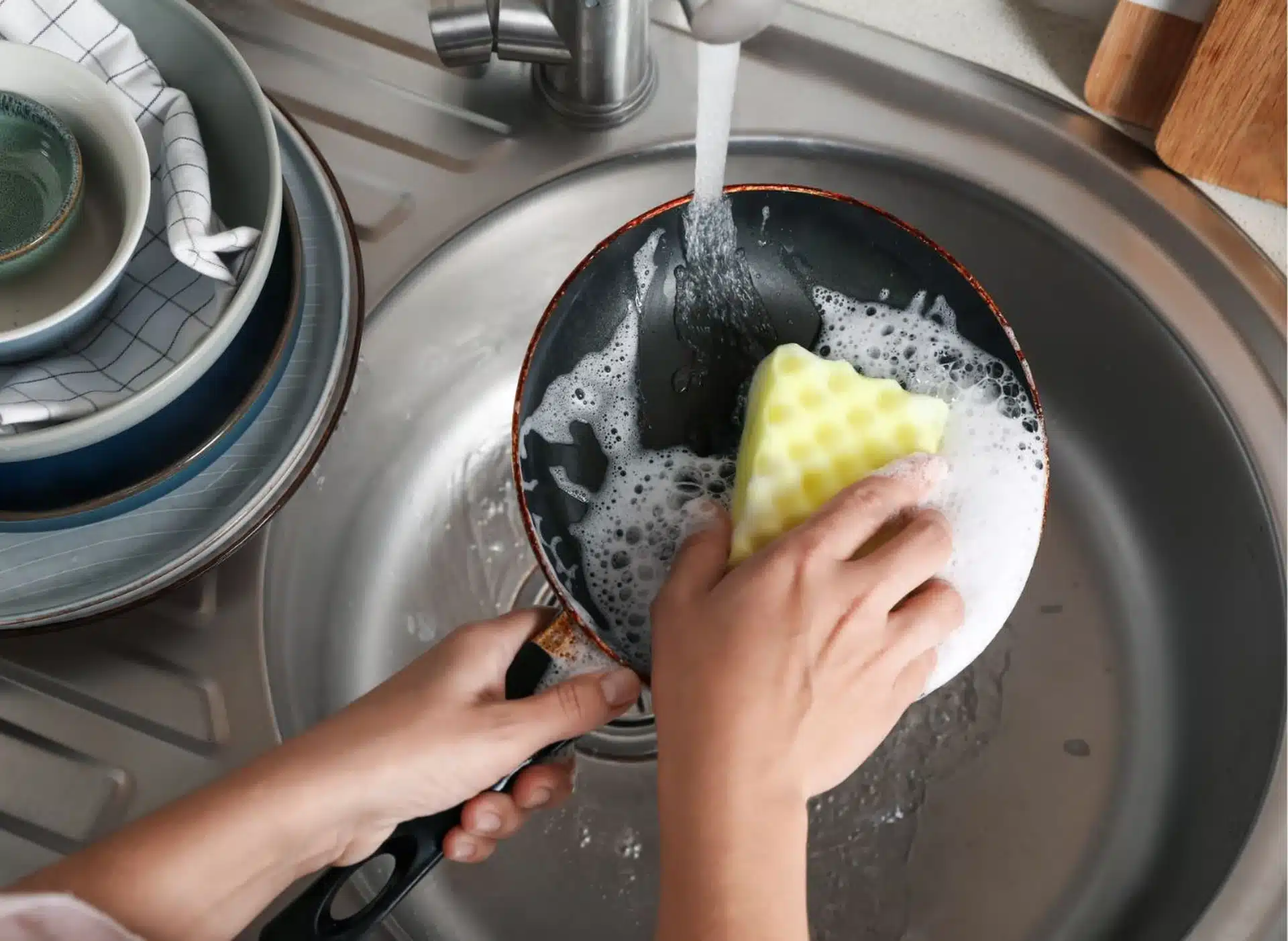 Prihorená panvica bude za pár minút dokonale čistá. Zmiešajte 4 ingrediencie a nechajte ich na dne.