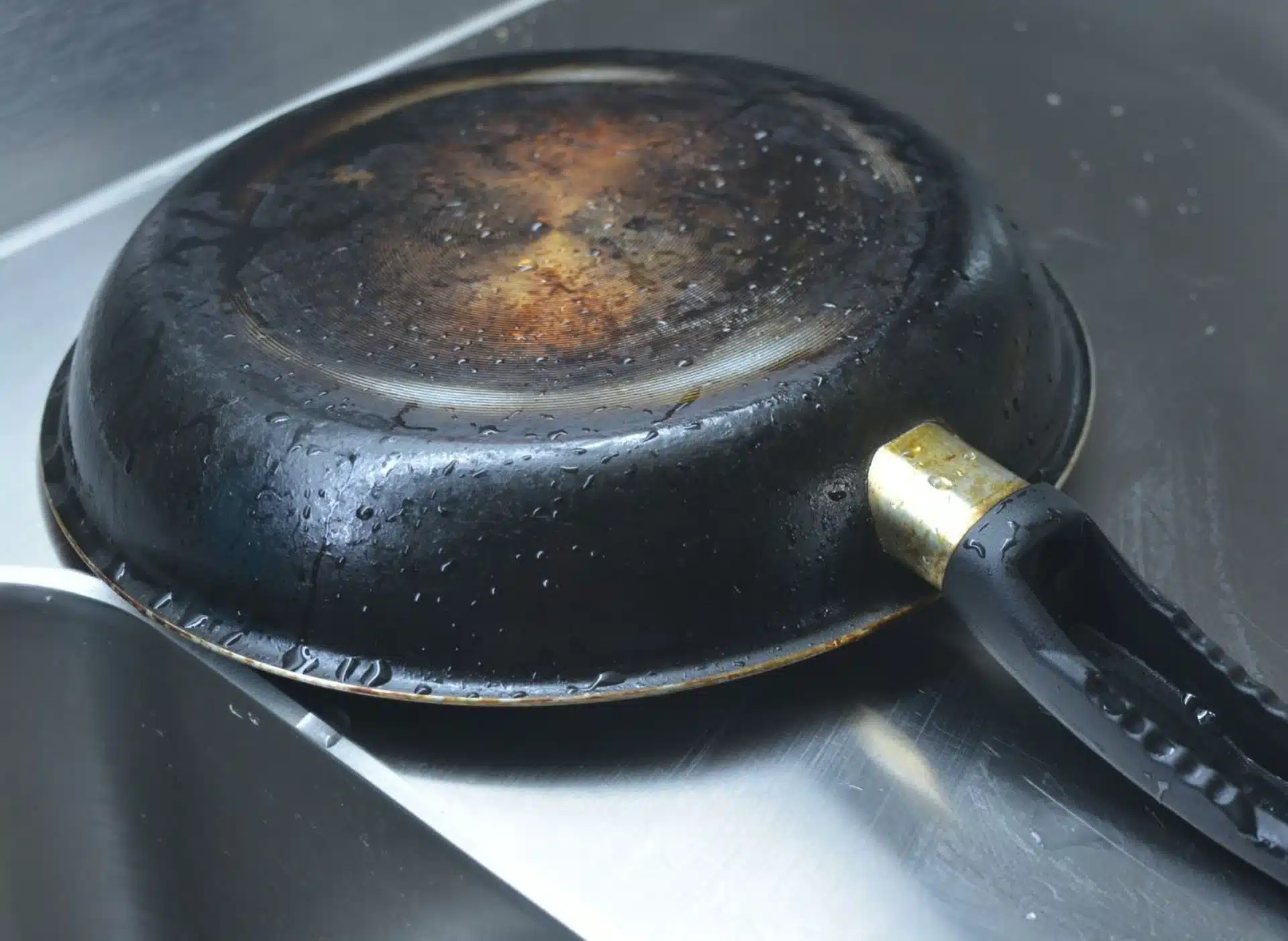 Prihorená panvica bude za pár minút dokonale čistá. Zmiešajte 4 ingrediencie a nechajte ich na dne.