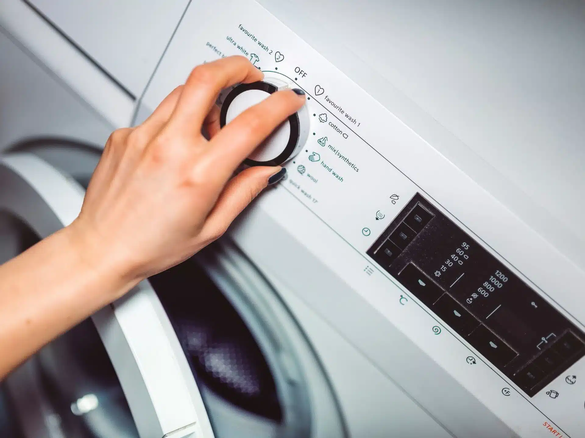 Používate rýchlosť 800, 1000 alebo 1400 ot/min? Jeden z týchto režimov môže vážne poškodiť oblečenie.