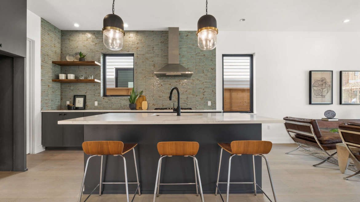 Podlahu a steny v kuchyni môžete vymeniť za jeden deň. Samolepiace dlaždice sú skvelou voľbou pre renováciu cez víkend.