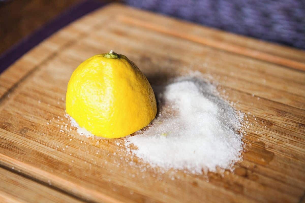 Ako správne čistiť drevenú dosku na krájanie: 3 účinné metódy