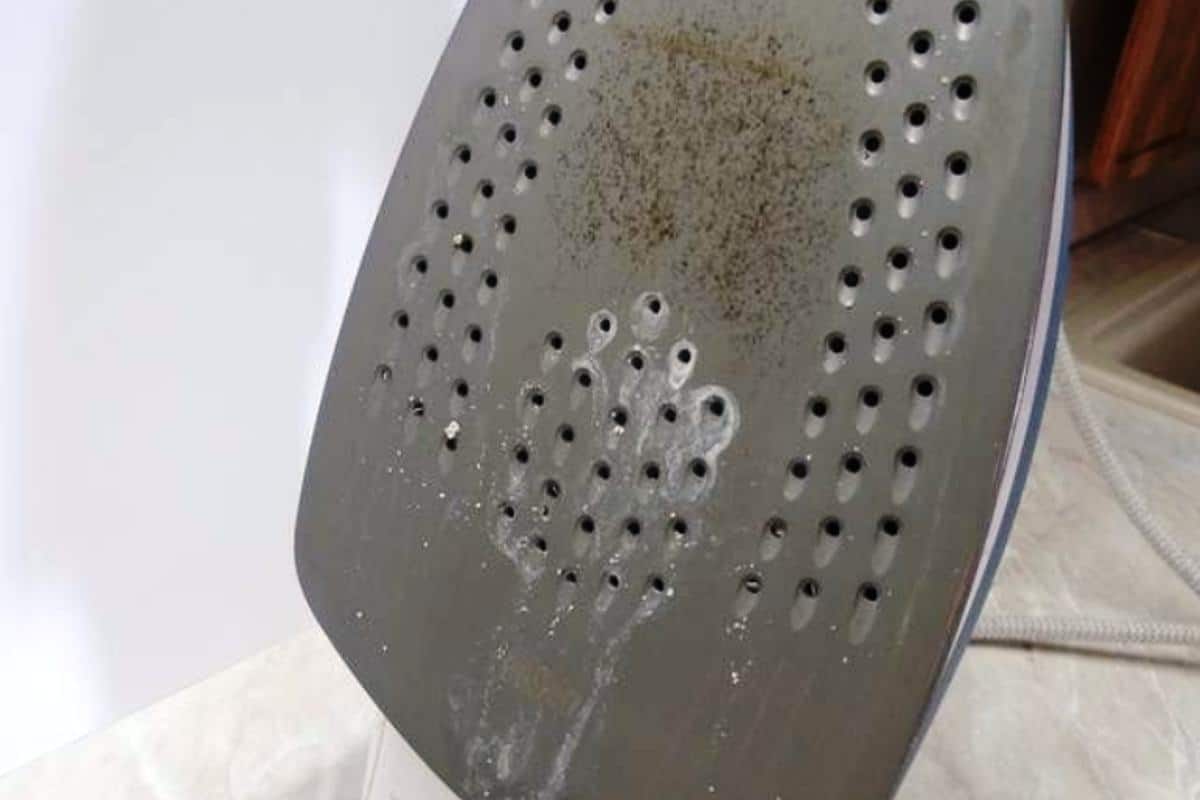 Ako vyčistiť pripálenú žehličku s čiernymi škvrnami a vrátiť jej pôvodný vzhľad.