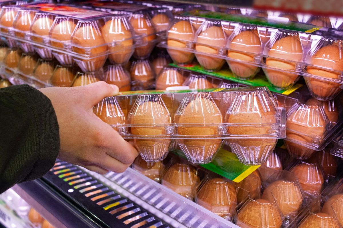 Ani na dvierkach chladničky, ani v kartónovom obale. Len tak vajcia zostanú dlhšie čerstvé.