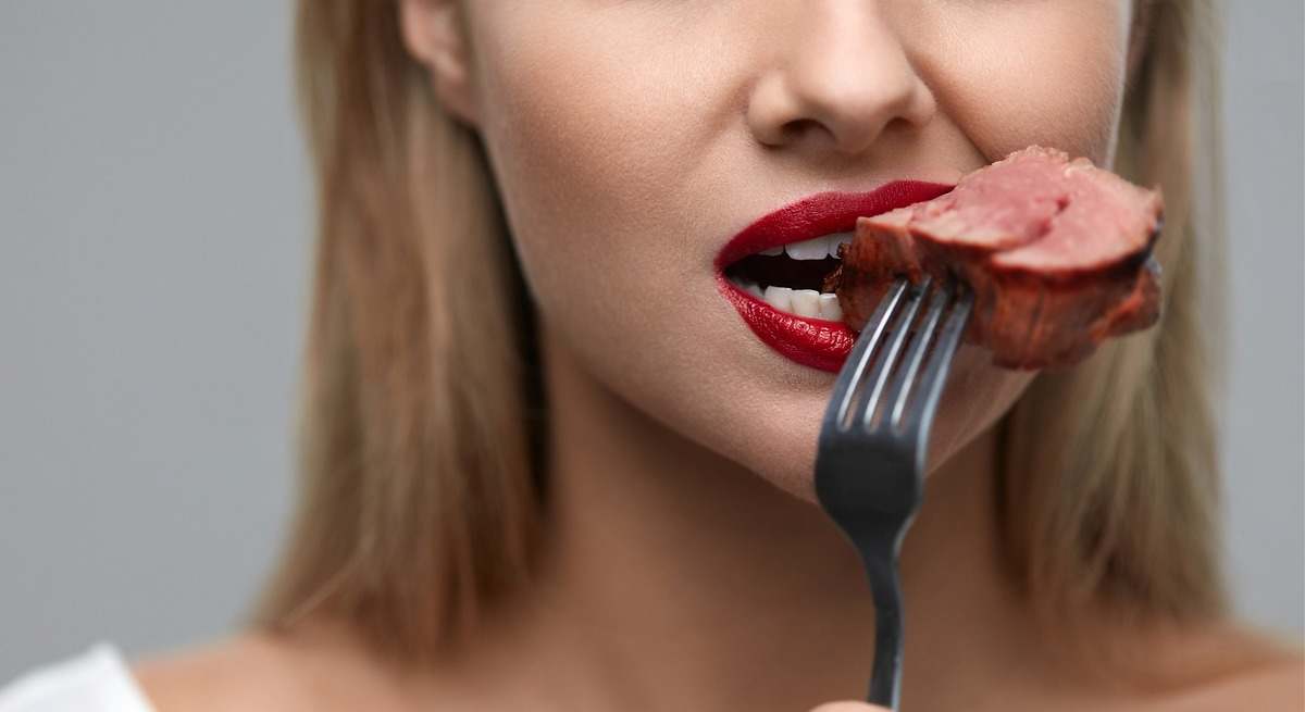 Štúdia ukázala, že ľudia, ktorí jedia mäso, majú väčšiu šancu dožiť sa 100 rokov, ale je tu jeden háčik.