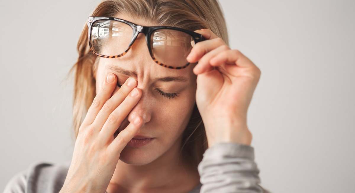 Oftalmológ hovorí o plávajúcich zákaloch v očiach: „Často ich vidíme, keď sa pozeráme na biely pozadie, keď čítame a predovšetkým na pláži.“