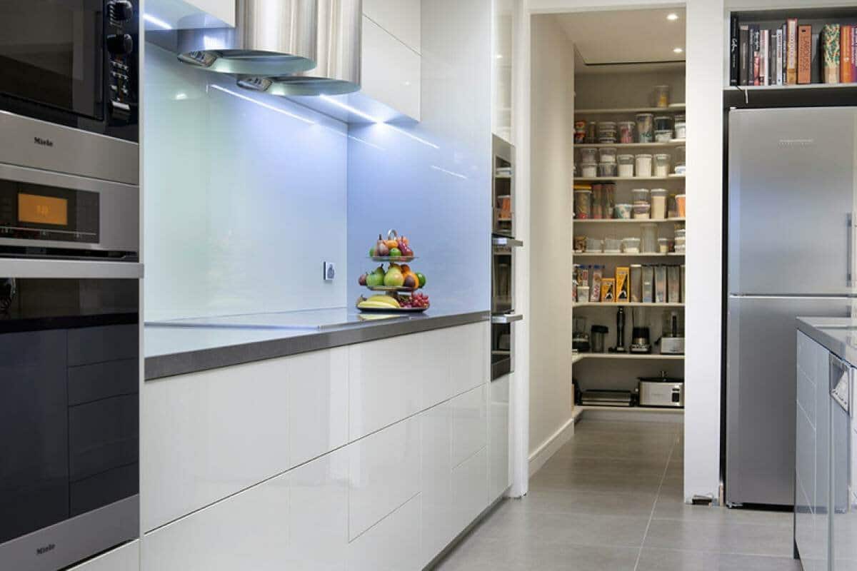 Zbohom, skrine: trend roku 2026, ktorý zorganizuje vašu kuchyňu a opticky zväčší jej priestor.
