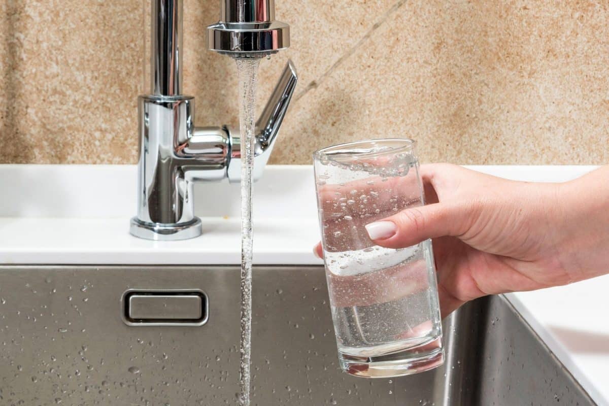 Pred odchodom z domu vždy položte pohár na papierový obrúsok v umývadle: keď zistíte prečo, budete to robiť vždy.