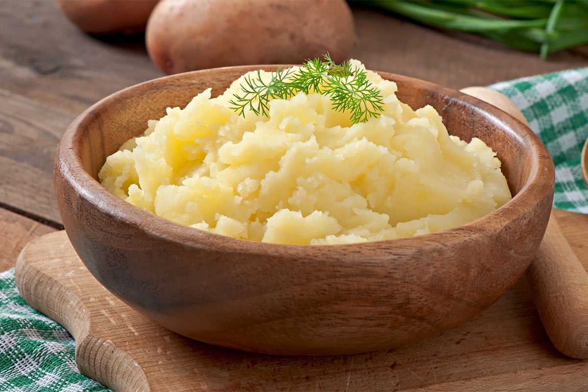 Vajcia, mlieko a maslo nie sú potrebné: čo môžete pridať do zemiakovej kaše, aby bola naozaj chutná