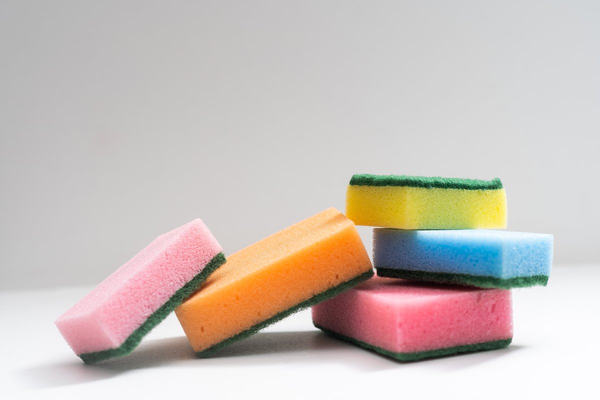 Modrá, zelená alebo žltá: nikdy by ste neuhádli, prečo sú kuchynské špongie rôznych farieb