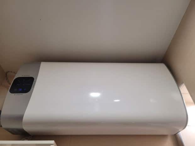 Čo znamená prítomnosť cudzích zvukov alebo „praskot“ vo vnútri bojlera ohrievača vody?