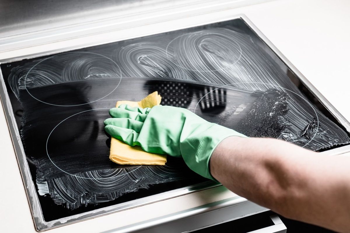 Obnovte dokonale hladký povrch keramickej varné dosky pomocou tohto jednoduchého štvorkrokového postupu, pričom použijete iba ingrediencie z kuchynskej skrinky