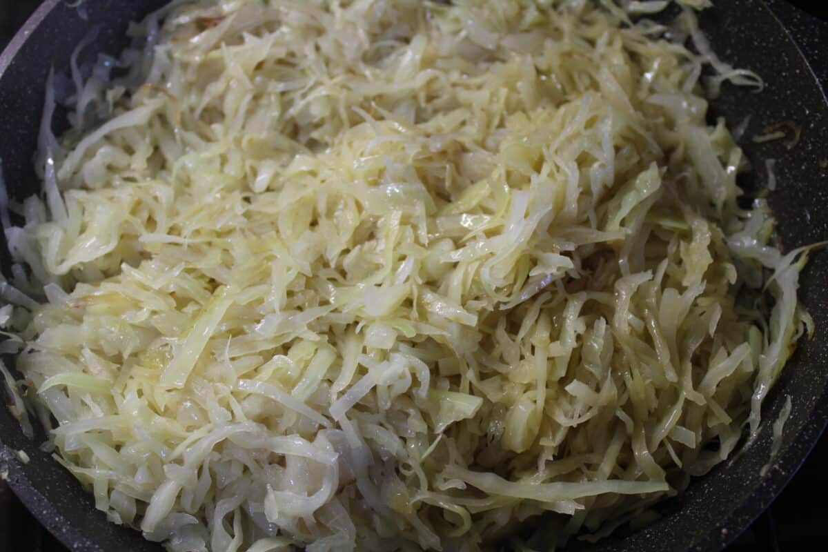 Pečená kapusta mojej babičky je najlepšia zo všetkých. Pripravuje ju dvoma prstami.