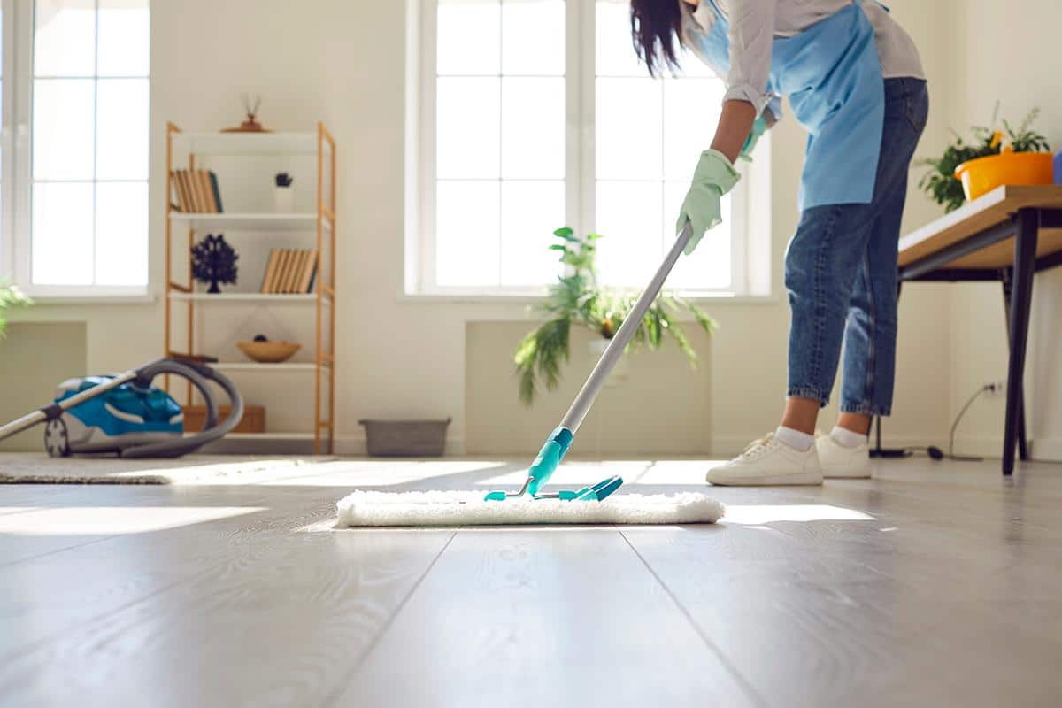 Žiadny ocot ani citrónová šťava: dve kvapky, ktoré treba pridať do vedra na umývanie podlahy, aby váš dom voňal