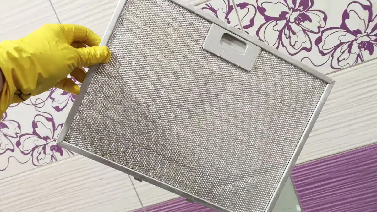 Už nemusíte čistiť odsávač pár kefou: stačí nastriekať „tento prostriedok“ a tuk sa sám odstráni.