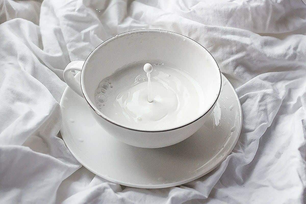 Čo je tá biela vrstva na mlieku? Konečne sa objavili informácie o jej výživnej hodnote, či je prospešná pre zdravie alebo nie.