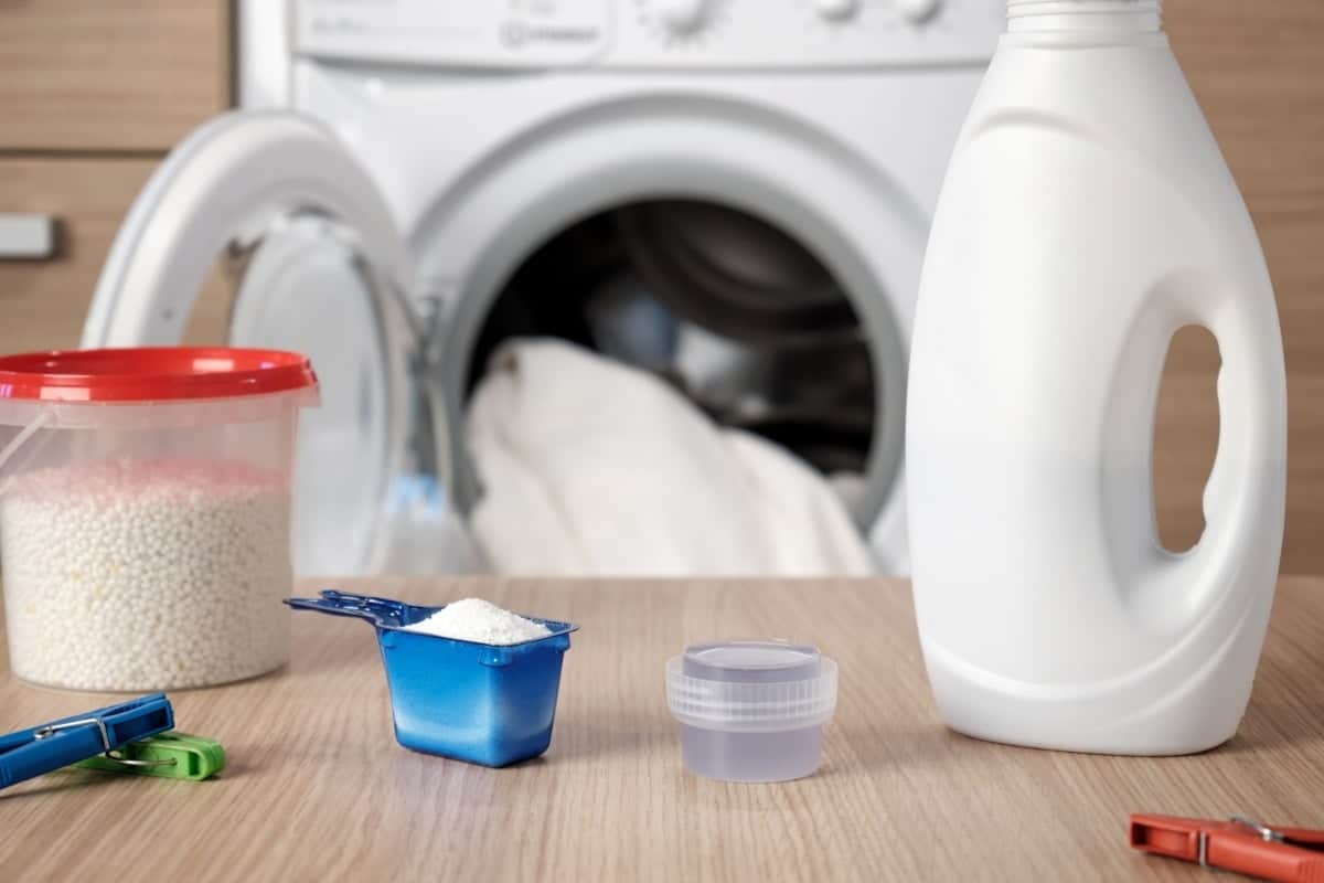 Prečo zostávajú na oblečení zvyšky pracieho prostriedku po tom, čo ste ho vybrali z práčky?