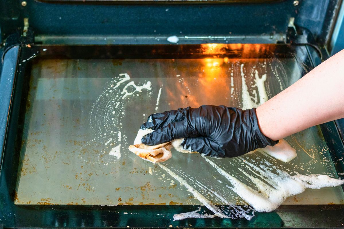 Sklo dvojkomorovej rúry je možné dokonale vyčistiť bez toho, aby ste ju museli rozoberať: stačí použiť vešiak a uterák.