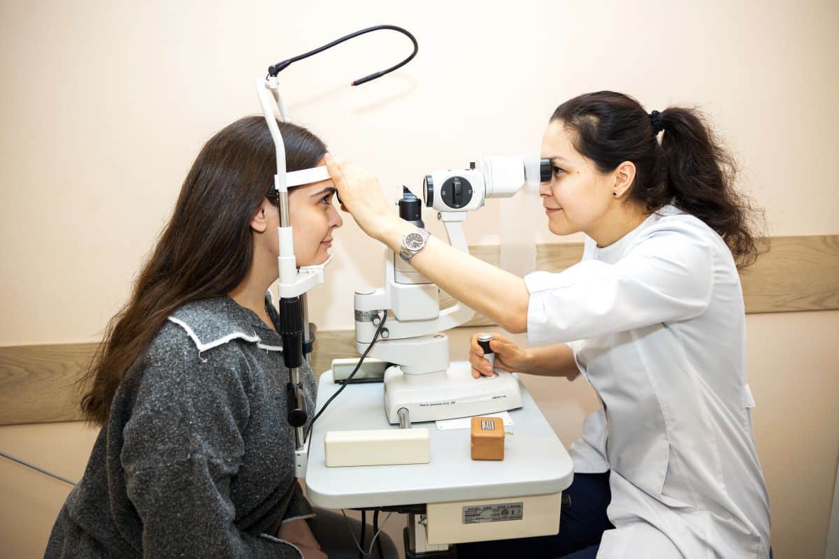 Oftalmológ hovorí o plávajúcich zákaloch v očiach: „Často ich vidíme, keď sa pozeráme na biely pozadie, keď čítame a predovšetkým na pláži.“