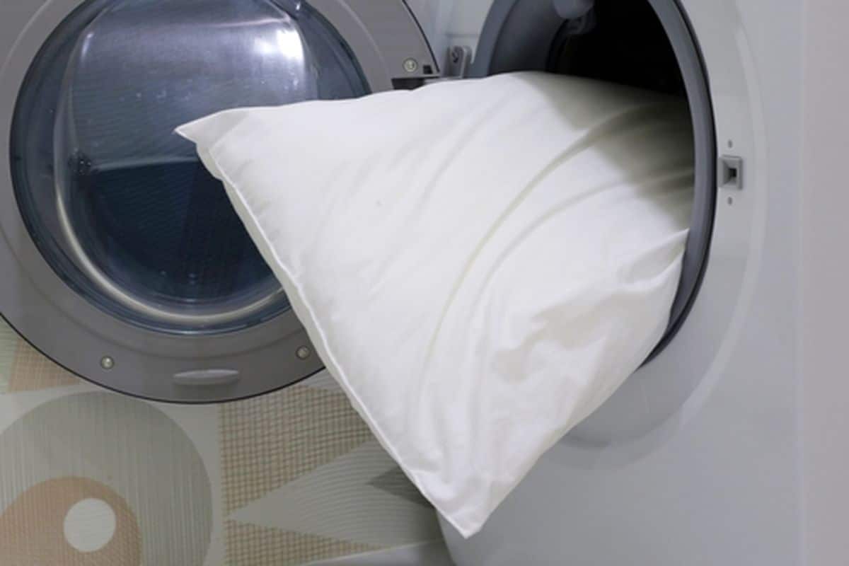 Vložte tenisovú loptičku s vankúšmi do práčky: načo je to potrebné a prečo sa to odporúča robiť