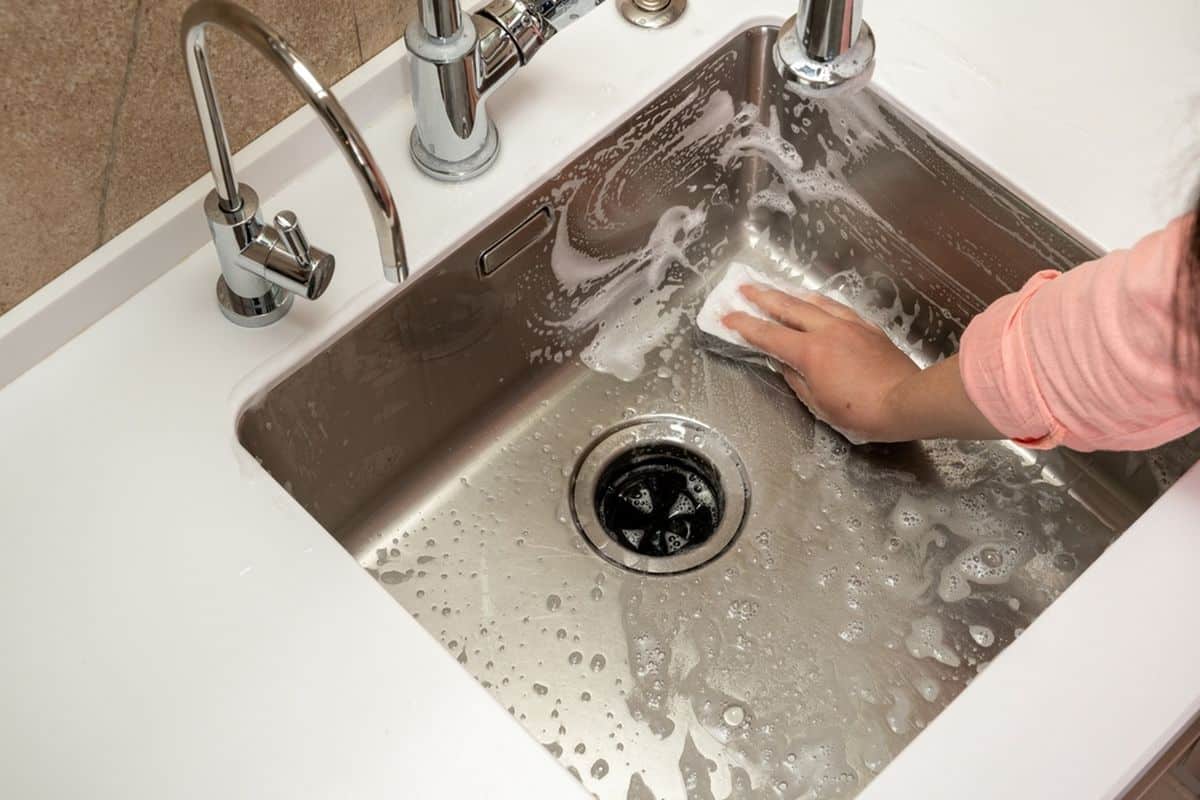 Nasypte si na noc do drezu čajovú lyžičku prášku a nepríjemný zápach z potrubia cez noc zmizne.