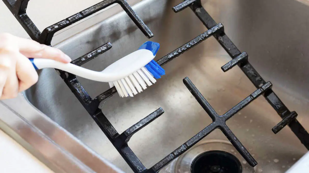 Nalejte 1 šálku vriacej vody do roštu a ponorte doň znečistený rošt varnej dosky.