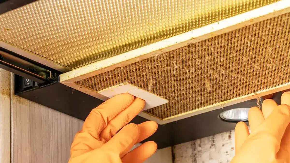 Už nemusíte čistiť odsávač pár kefou: stačí nastriekať „tento prostriedok“ a tuk sa sám odstráni.