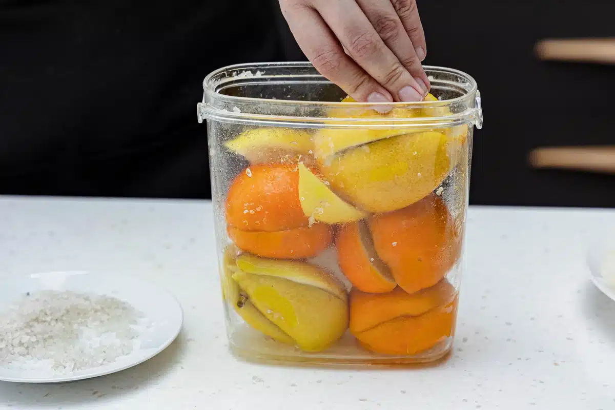 Hádžem citróny do pohára a... marinujem ich. Tento doplnok premení zimné večere.