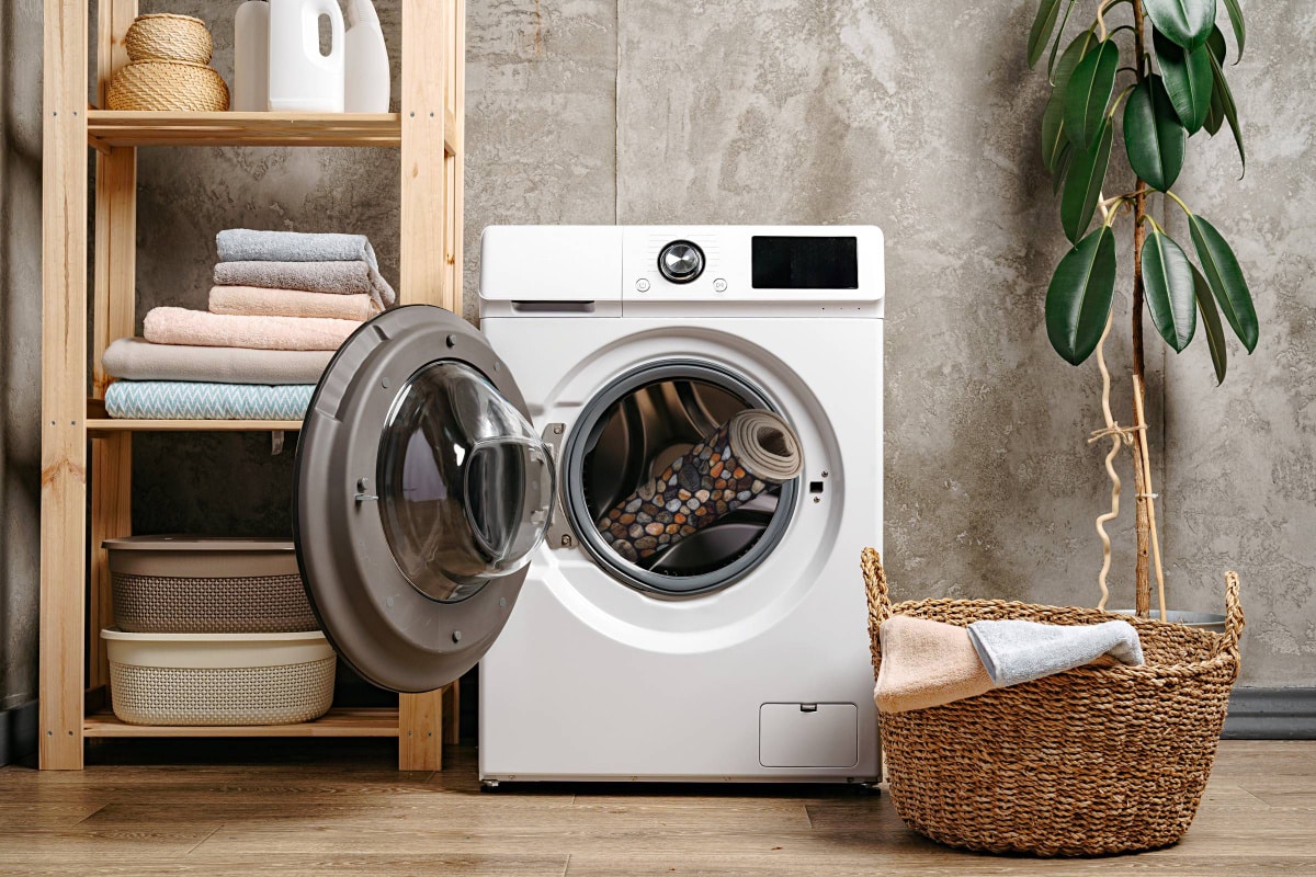 Málokto vie, že koberčeky do kúpeľne sa v žiadnom prípade nesmú prať v práčke spolu s ostatným prádlom.