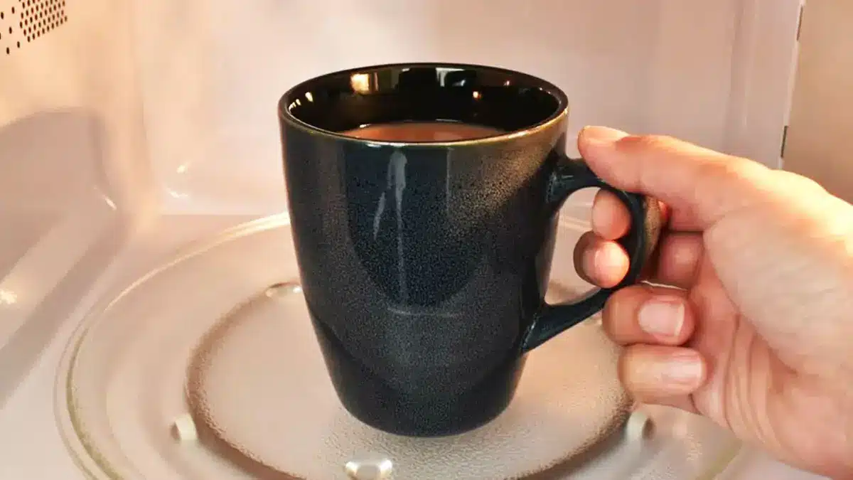 Málokto vie, že ohrievanie vody alebo mlieka v mikrovlnnej rúre môže byť nevhodné.