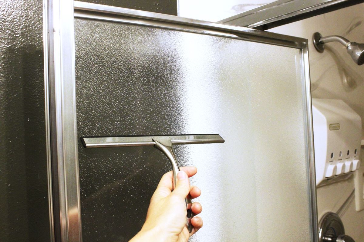 Vezmite to z kuchyne a utrite ním sprchový kút. Vápenný povlak sa už viac neobjaví.