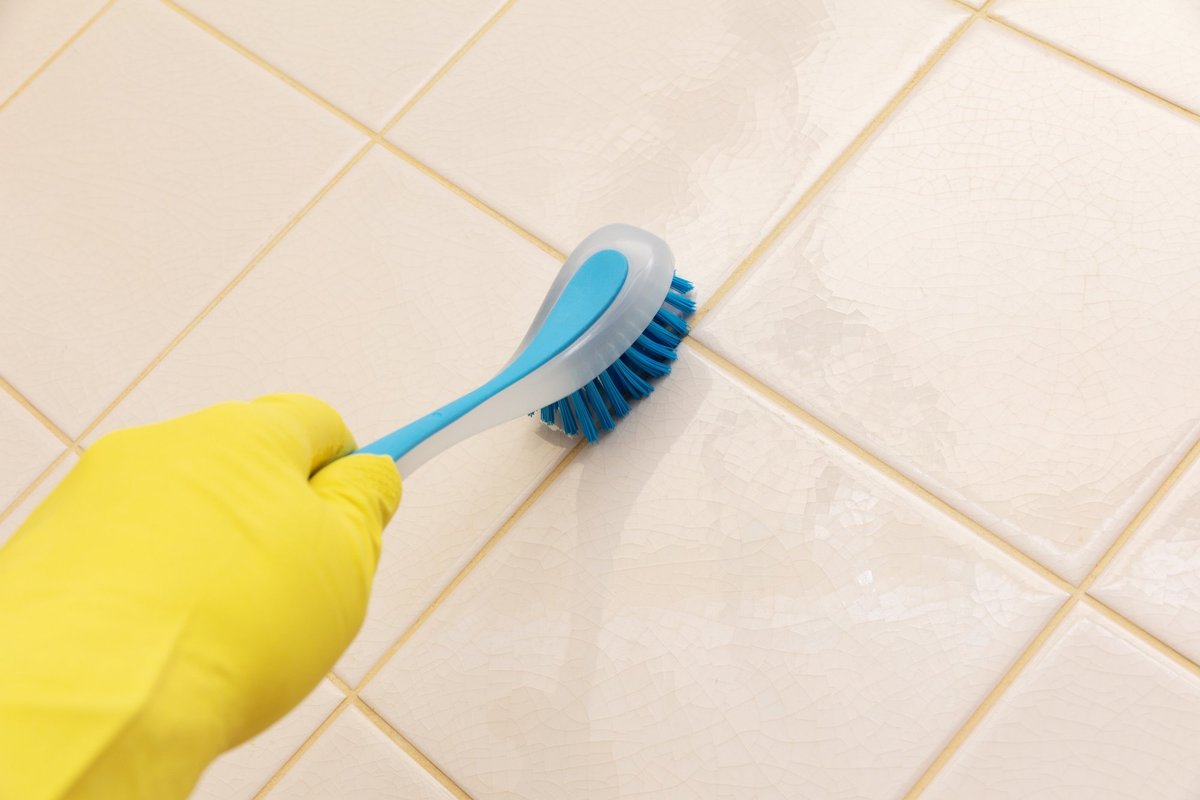 Pleseň na škárach medzi dlaždicami sa v zime zhoršuje? Toto jednoduché riešenie funguje bez nutnosti čistenia kefou.