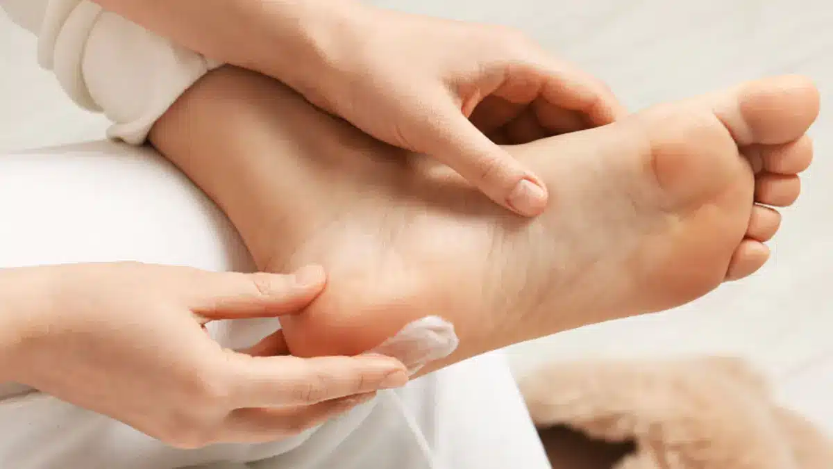 Majstri pedikúry dobre poznajú tento trik: pridajte ocot do kúpeľa na nohy a sledujte výsledok.