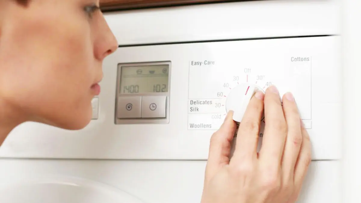 Rýchlosť odstreďovania v práčke: 800, 1000, 1200 alebo 1400 ot/min?