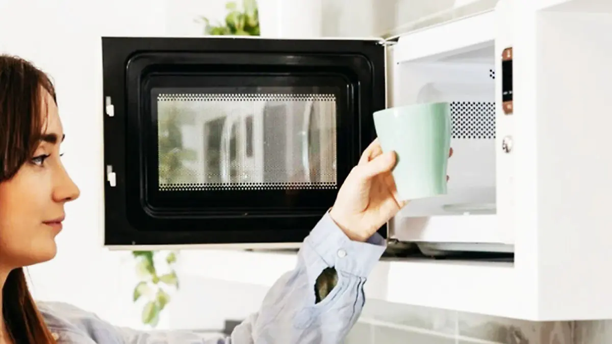 Málokto vie, že ohrievanie vody alebo mlieka v mikrovlnnej rúre môže byť nevhodné.