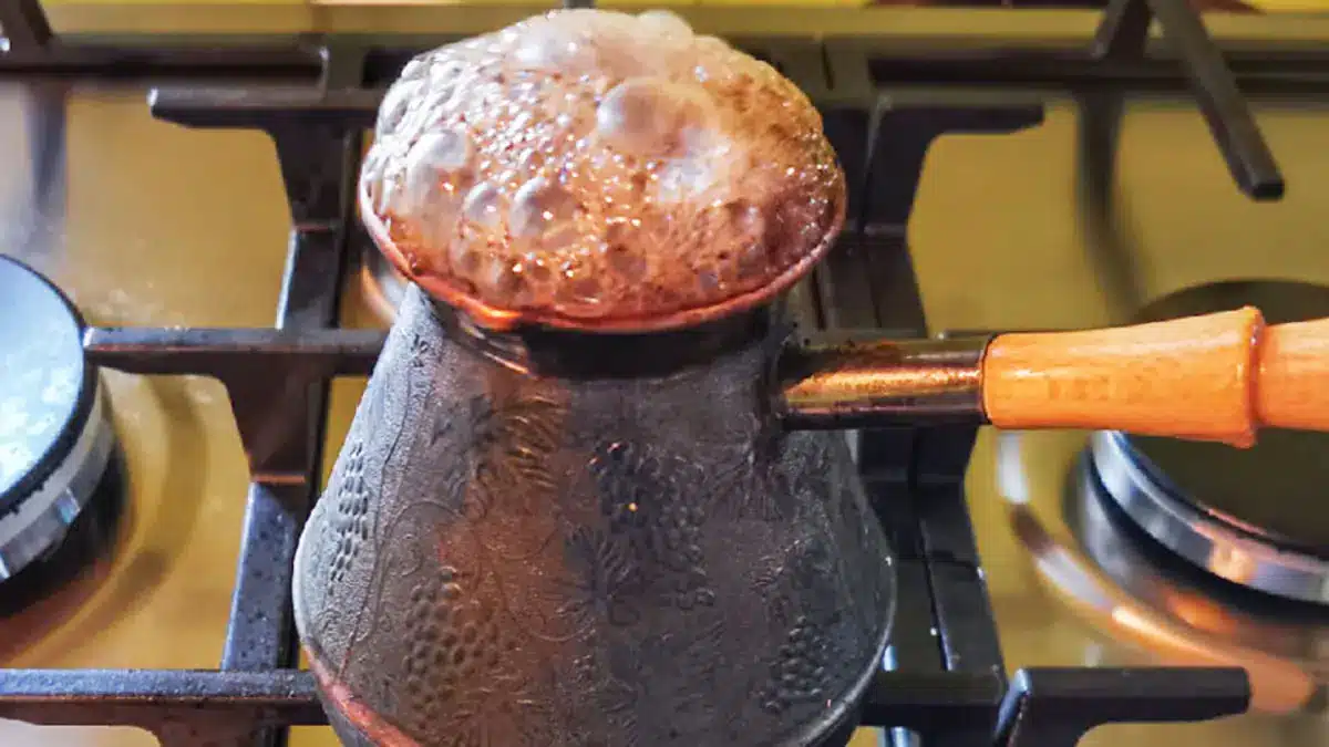 Ako správne uvariť lahodnú kávu v tureckej kanvici na sporáku: jemnosti prípravy.