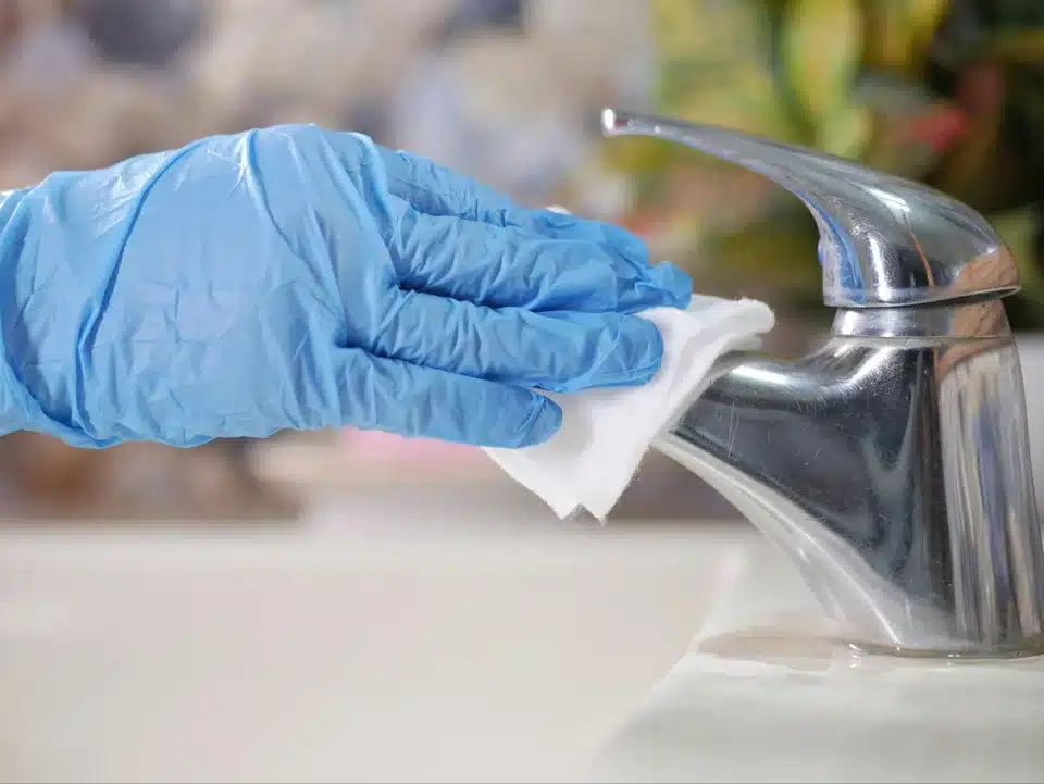 Navlhčite mäkkú handričku a utrite. Vaše batérie budú ako nové.