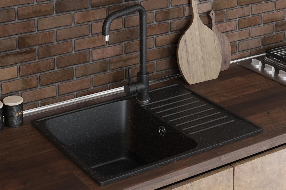 Nalejte pol pohára a vylejte do odtoku. Tento prostriedok „pohlcuje“ hnijúce usadeniny.