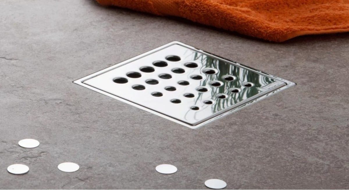 Nalejte pomarančový džús a bikarbonát na mriežky v kúpeľni: načo to je potrebné a ako často to robiť